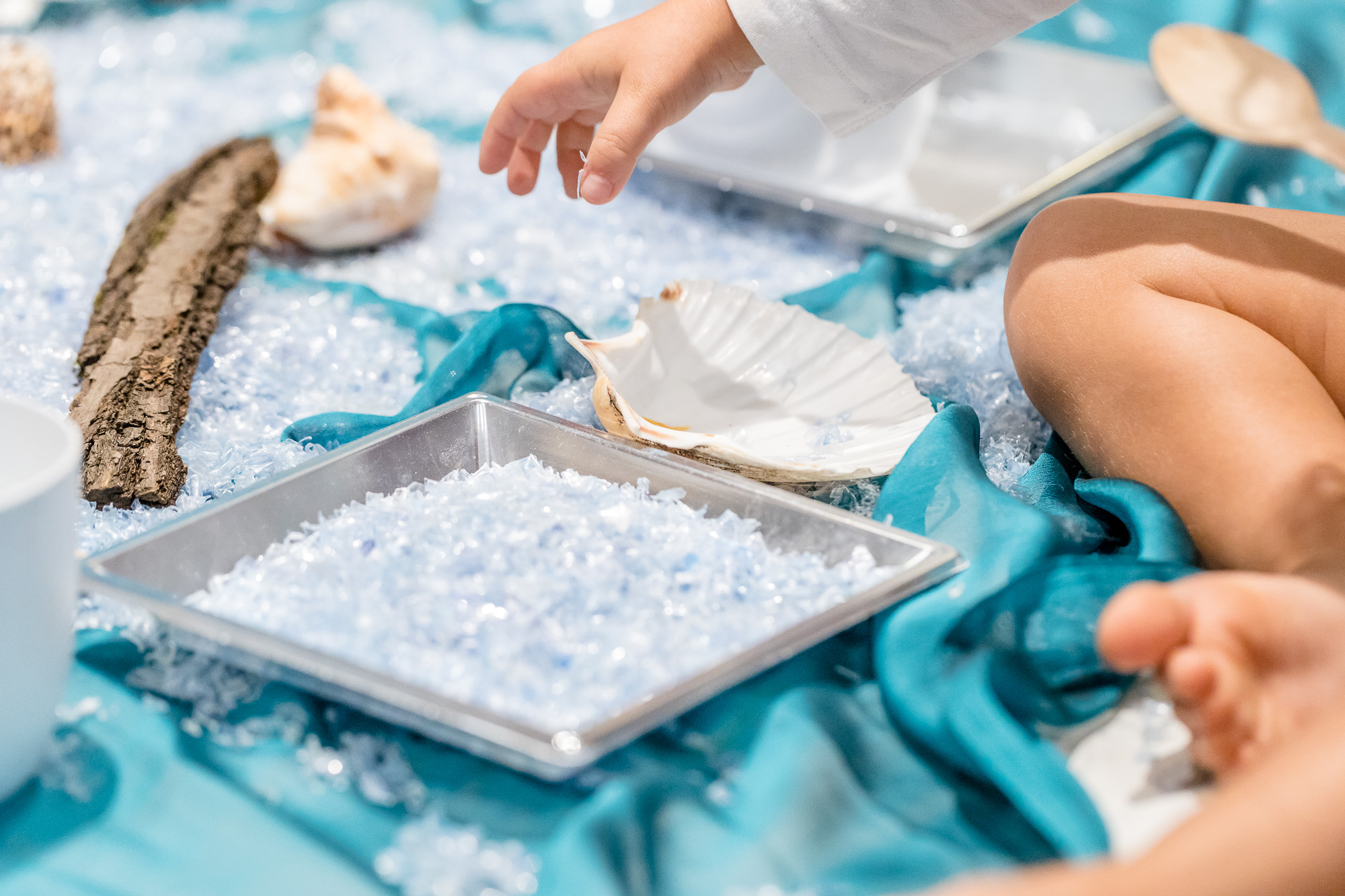 Bambino durante un percorso psicomotorio a Tomorò